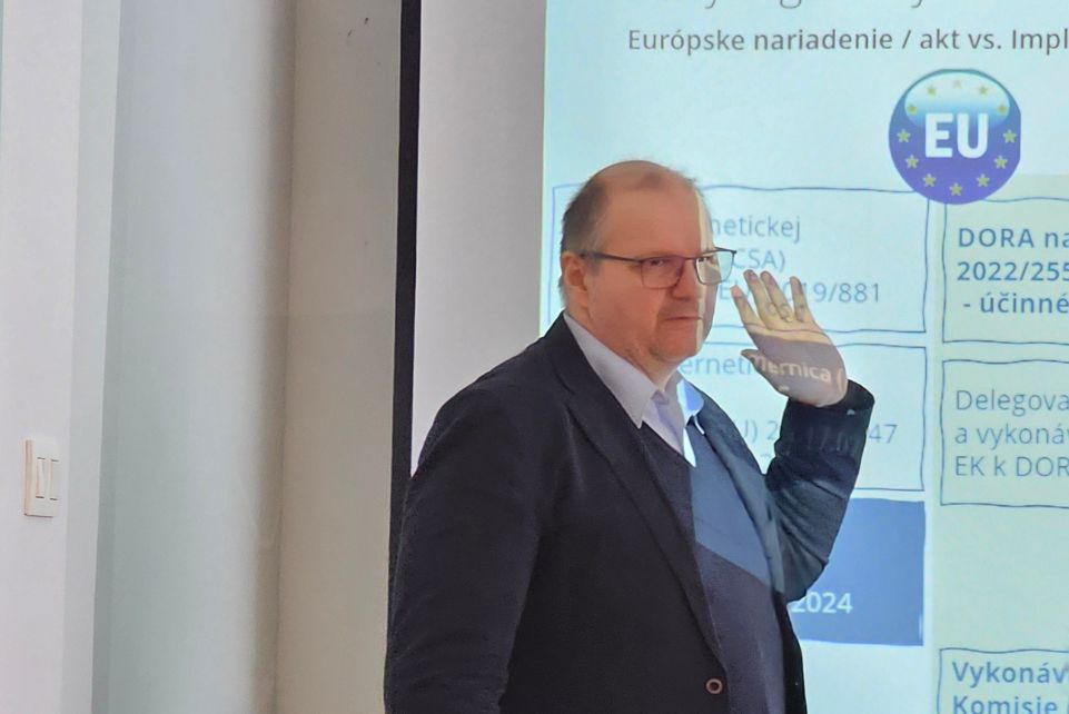 Odborná prednáška s Ing. Milanom Antalíkom z U-systemu priniesla aktuálne pohľady na nové bezpečnostné štandardy a praktické odporúčania